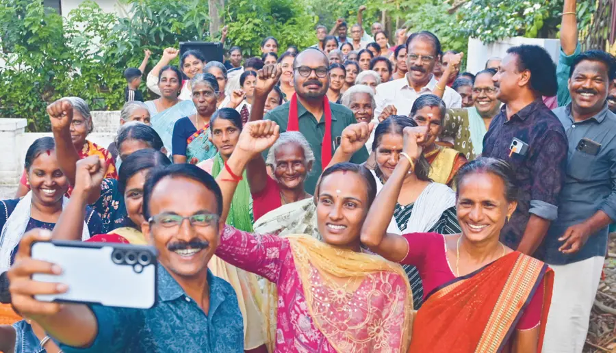 ജില്ലാ പഞ്ചായത്ത് പല്ലശന ഡിവിഷൻ എൽഡിഎഫ് സ്ഥാനാർഥി വി പൊന്നുക്കുട്ടൻ മുടപ്പല്ലൂർ കിഴക്കേപറയ്ക്കൽ
വോട്ട് അഭ്യർഥിക്കാൻ എത്തിയപ്പോൾ സെൽഫിയെടുക്കുന്നവർ ഫോട്ടോ: സുമേഷ് കൊടിയത്ത്