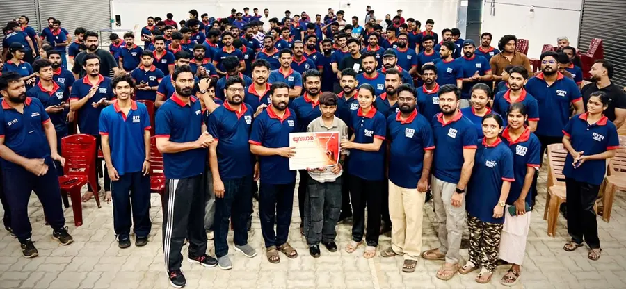 പ്രധാനമന്ത്രിയുടെ രാഷ്ട്രീയ ബാൽ പുരസ്‌കാരം നേടിയ മുഹമ്മദ് സിദാന് യുവധാര നൽകി ഡിവൈഎഫ്‌ഐ ജില്ലാ സെക്രട്ടറി ആർ ജയദേവൻ   ക്യാമ്പയിൻ ഉദ്ഘാടനം ചെയ്യുന്നു