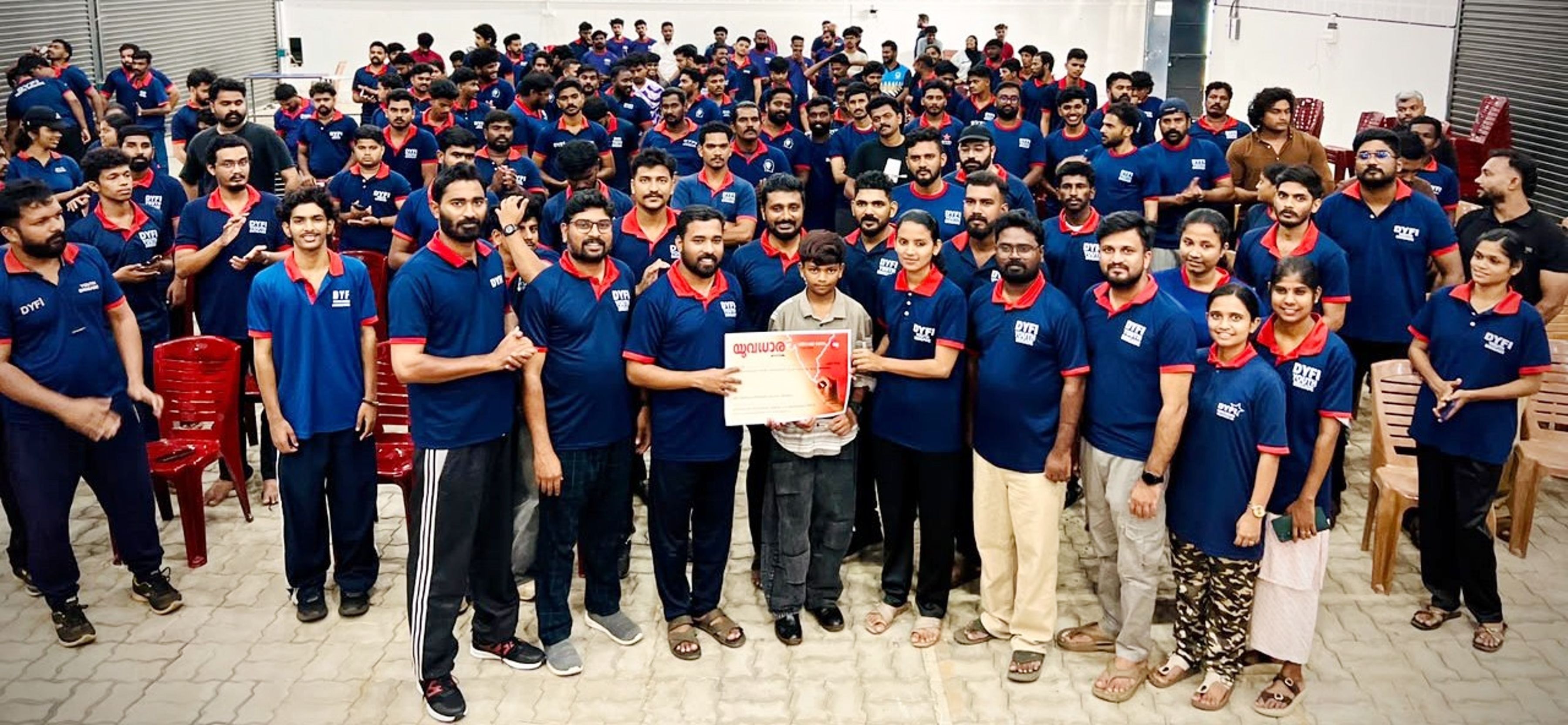 പ്രധാനമന്ത്രിയുടെ രാഷ്ട്രീയ ബാൽ പുരസ്‌കാരം നേടിയ മുഹമ്മദ് സിദാന് യുവധാര നൽകി ഡിവൈഎഫ്‌ഐ ജില്ലാ സെക്രട്ടറി ആർ ജയദേവൻ   ക്യാമ്പയിൻ ഉദ്ഘാടനം ചെയ്യുന്നു