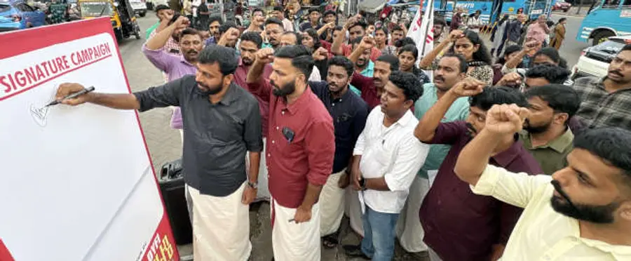 ഒക്ടോബർ രണ്ടിന് ഡിവൈഎഫ്ഐ നടത്തുന്ന ഡൽഹി ചലോ പാർലമെന്റ് മാർച്ചിന്റെ ഭാഗമായുള്ള  ജനകീയ ഒപ്പുശേഖരണത്തിന്റെ ജില്ലാതല ഉദ്ഘാടനം  സംസ്ഥാന സെക്രട്ടറി എം വിജിൻ എംഎൽഎ നിർവഹിക്കുന്നു