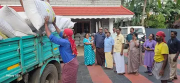 ആലത്തൂരിലെ കാട്ടുശേരി പാടശേഖരസമിതിയിലെ ശിവരാമന്റെ വീട്ടിൽ നിന്നും നെല്ല്‌ സംഭരിക്കുന്നു