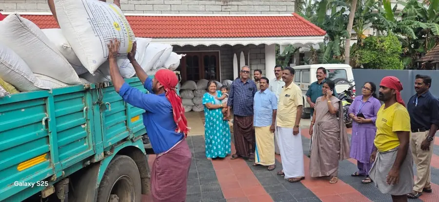 ആലത്തൂരിലെ കാട്ടുശേരി പാടശേഖരസമിതിയിലെ ശിവരാമന്റെ വീട്ടിൽ നിന്നും നെല്ല്‌ സംഭരിക്കുന്നു