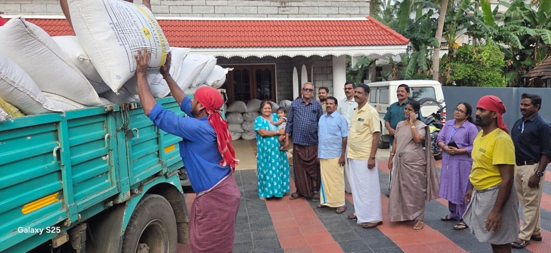 ആലത്തൂരിലെ കാട്ടുശേരി പാടശേഖരസമിതിയിലെ ശിവരാമന്റെ വീട്ടിൽ നിന്നും നെല്ല്‌ സംഭരിക്കുന്നു