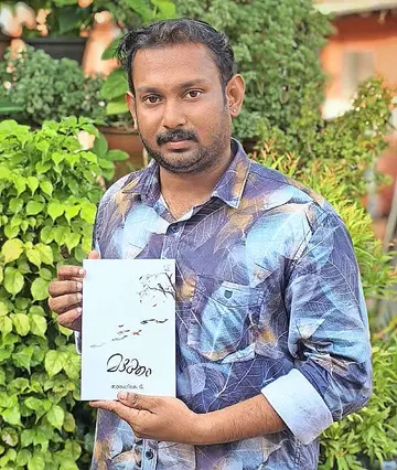 സാരംഗ്  പുസ്‌തകവുമായി  