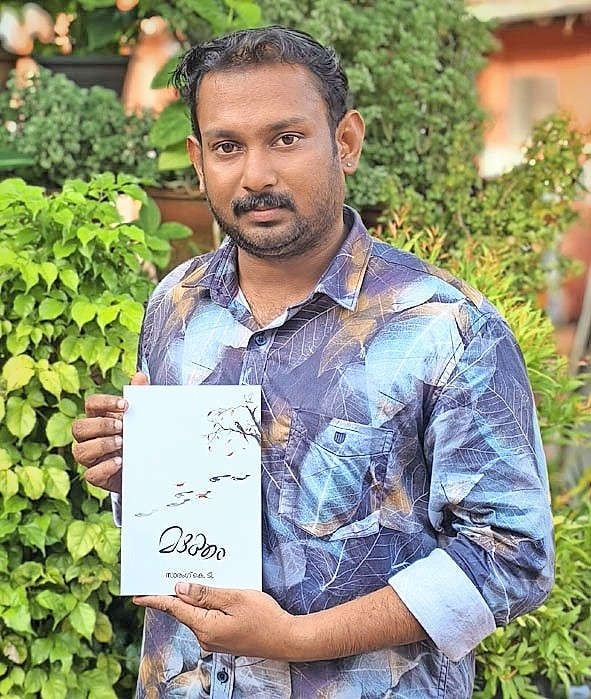 സാരംഗ്  പുസ്‌തകവുമായി  