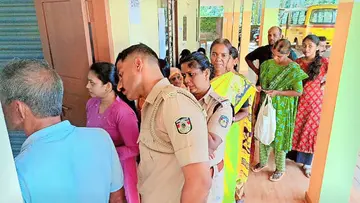 ​ ഉപതെരഞ്ഞെടുപ്പ്​ നടന്ന ഉരുവച്ചാൽ വാർഡിലെ പഴശ്ശി ഗവ. എൽപി സ്കൂളിൽ വോട്ട്​ ചെയ്യാനെത്തിയവർ 
