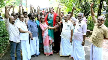 പിലിക്കോട് പഞ്ചായത്ത് രണ്ടാം വാർഡ് ഉപതെരഞ്ഞെടുപ്പിൽ വിജയിച്ച എൽഡിഎഫ് സ്ഥാനാർഥി ടി ഓമനയെ എൽഡിഎഫ് നേതാക്കൾ സ്വീകരിക്കുന്നു
