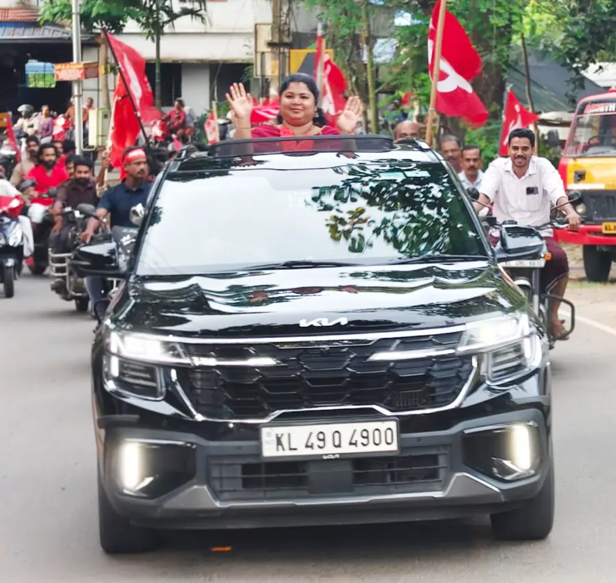 ആലത്തൂർ ബ്ലോക്ക് പഞ്ചായത്ത് അത്തിപ്പൊറ്റ ഡിവിഷനിൽനിന്ന് വിജയിച്ച രേഖ സന്തോഷ്‌ പ്രവർത്തകരെ അഭിവാദ്യം ചെയ്യുന്നു