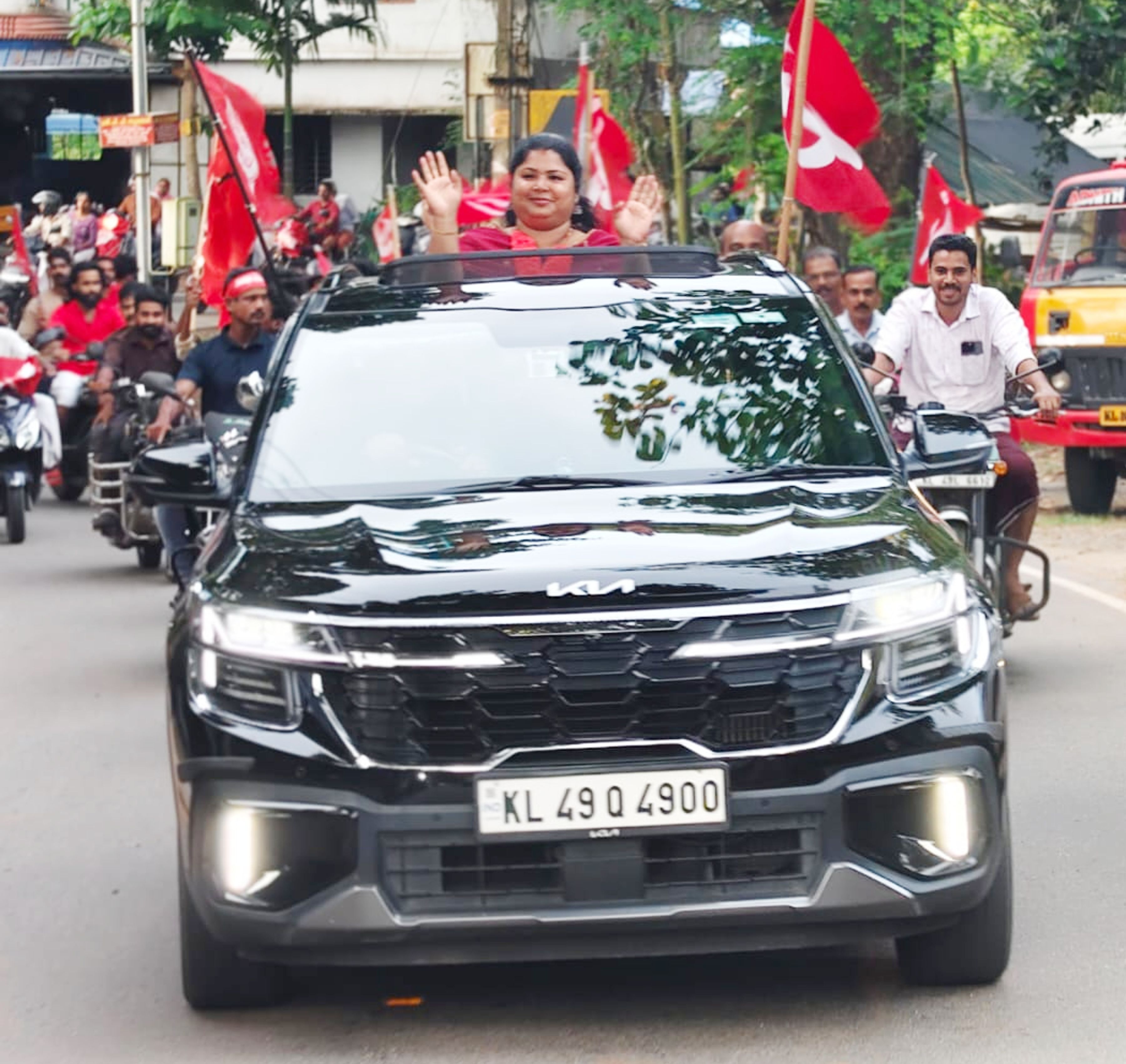 ആലത്തൂർ ബ്ലോക്ക് പഞ്ചായത്ത് അത്തിപ്പൊറ്റ ഡിവിഷനിൽനിന്ന് വിജയിച്ച രേഖ സന്തോഷ്‌ പ്രവർത്തകരെ അഭിവാദ്യം ചെയ്യുന്നു