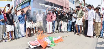 എസ്എഫ്ഐ പാലക്കാട് നടത്തിയ റോഡ് ഉപരോധത്തിൽ മുഖ്യമന്ത്രി വി ഡി സതീശന്റെ കോലം കത്തിക്കുന്നു