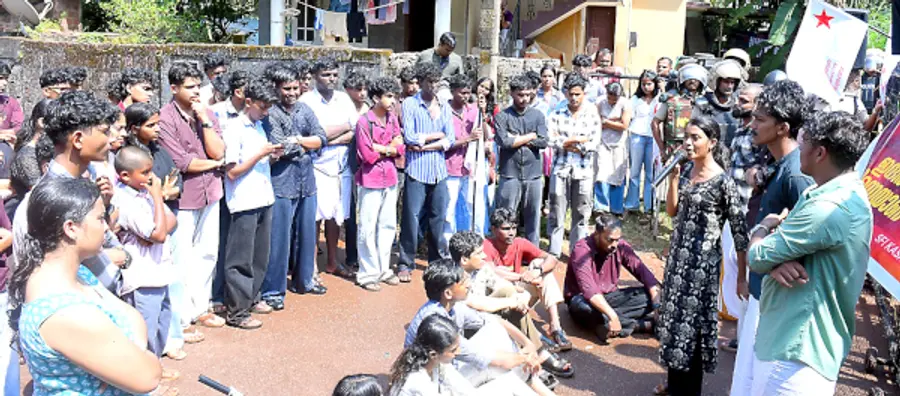 എസ്എഫ്ഐ ജില്ലാ കമ്മിറ്റി നേതൃത്വത്തിൽ ജില്ലാ പൊലീസ് മേധാവിയുടെ ഓഫീസിലേക്ക് നടത്തിയ മാർച്ച് സംസ്ഥാന സെക്രട്ടറിയറ്റ് അംഗം പ്രവിഷ പ്രമോദ് ഉദ്ഘാടനംചെയ്യുന്നു