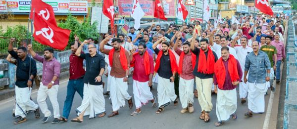 ജാമ്യം ലഭിച്ച ഡിവൈഎഫ്ഐ പ്രവർത്തകരെ ആനയിച്ച് കാഞ്ഞങ്ങാട് നഗരത്തിൽ നടത്തിയ പ്രകടനം