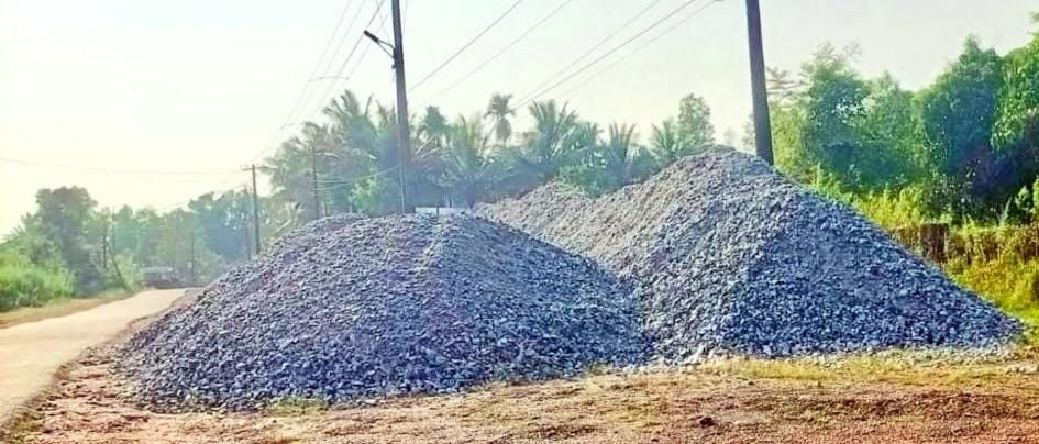100 ദിന കർമ്മപരിപാടിയിൽ ഉൾപ്പെടുത്തി നിർമ്മാണം പൂർത്തിയായതായി സർക്കാർ രേഖകളിൽ അവകാശപ്പെടുന്ന കാസർകോട് ഗോസാഡെ–ബെലിഞ്ചെ റോഡിൽ നിർമ്മാണത്തിനായി മെറ്റൽ ഇറക്കിയ നിലയിൽ