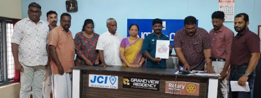 ജില്ലാ സ്കൂൾ കായികമേളയുടെ ലോഗോ പഞ്ചായത്ത് പ്രസിഡന്റ് എം രാജൻ പ്രധാനാധ്യാപകൻ എം സുനിൽകുമാറിന് നൽകി പ്രകാശിപ്പിക്കുന്നു
