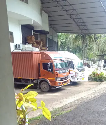 വാഹനവാടക നൽകാത്തതിനെ തുടർന്ന് കരൂവണ്ണൂരിലെ കെഎംഎസ് സിഎൽ
ഗോഡൗണിൽ ലോറികൾ നിർത്തിയിട്ടപ്പോൾ