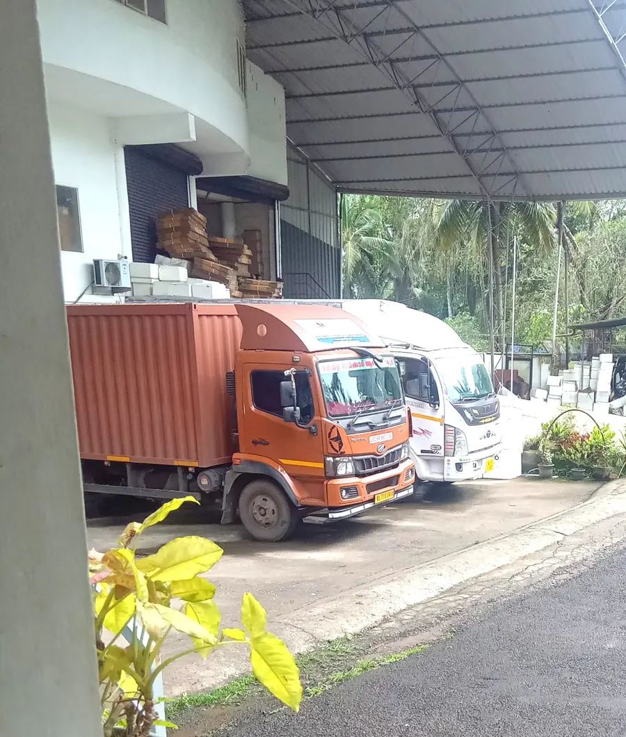 വാഹനവാടക നൽകാത്തതിനെ തുടർന്ന് കരൂവണ്ണൂരിലെ കെഎംഎസ് സിഎൽ
ഗോഡൗണിൽ ലോറികൾ നിർത്തിയിട്ടപ്പോൾ