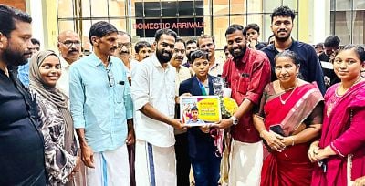 കണ്ണൂർ വിമാനത്താവളത്തിൽ നൽകിയ സ്വീകരണത്തിൽ സായ്​ കൃഷ്ണക്ക്​ കീഴല്ലൂർ പഞ്ചായത്തിന്റെ ഉപഹാരം  വി കെ സനോജ്​ എംഎൽഎയും പഞ്ചായത്ത്​ പ്രസിഡന്റ് സി സജീവനും ചേർന്ന്​ നൽകുന്നു