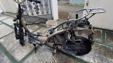കത്തിനശിച്ച ഇക്ട്രിക് സ്കൂട്ടർ
