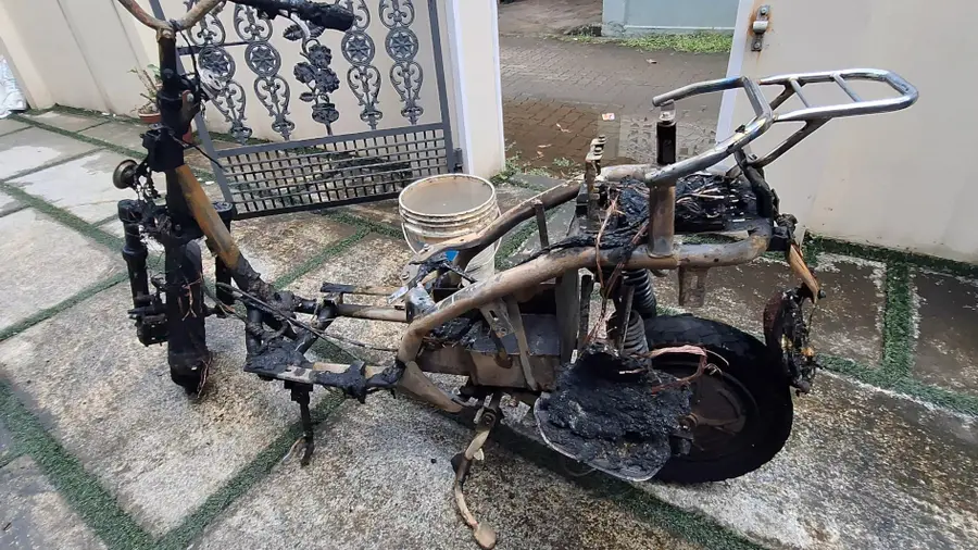 കത്തിനശിച്ച ഇക്ട്രിക് സ്കൂട്ടർ