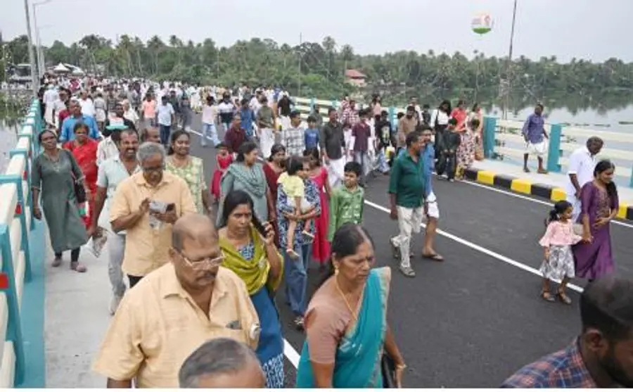 ഉദ്ഘാടനത്തിന് ശേഷം മാക്കേക്കടവ്‑നേരേകടവ് പാലത്തിലൂടെ സഞ്ചരിക്കുന്ന പ്രദേശവാസികൾ