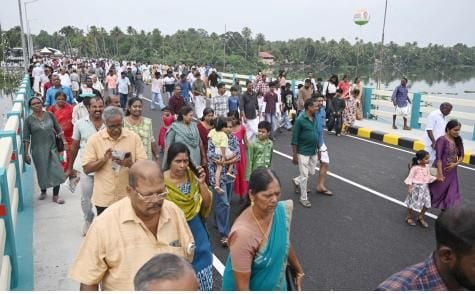 ഉദ്ഘാടനത്തിന് ശേഷം മാക്കേക്കടവ്‑നേരേകടവ് പാലത്തിലൂടെ സഞ്ചരിക്കുന്ന പ്രദേശവാസികൾ