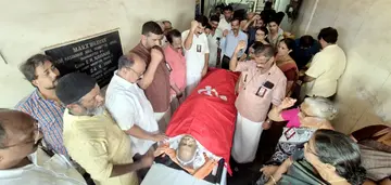 സിപിഐ എം മുൻ കാസർകോട് ഏരിയ കമ്മിറ്റി അംഗം വി സുരേന്ദ്രന് നേതാക്കൾ അന്ത്യാഞ്ജലി അർപ്പിക്കുന്നു