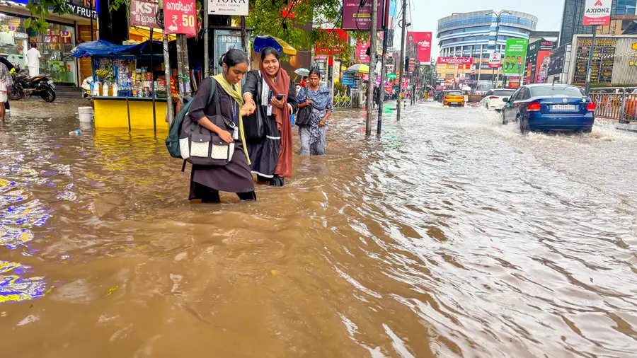 ഓവുചാലുകൾ അടഞ്ഞതോടെ മാവൂർ റോഡ് കെഎസ്ആർടിസിക്ക് സമീപം വെള്ളം പൊങ്ങിയപ്പോൾ