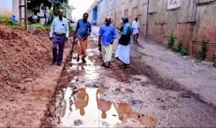 ചെമ്മട്ടം വയൽ ദേശീയപാതയിൽ ജലവിതരണപൈപ്പുകൾ പൊട്ടി കുടിവെള്ളം പാഴാവുന്നു