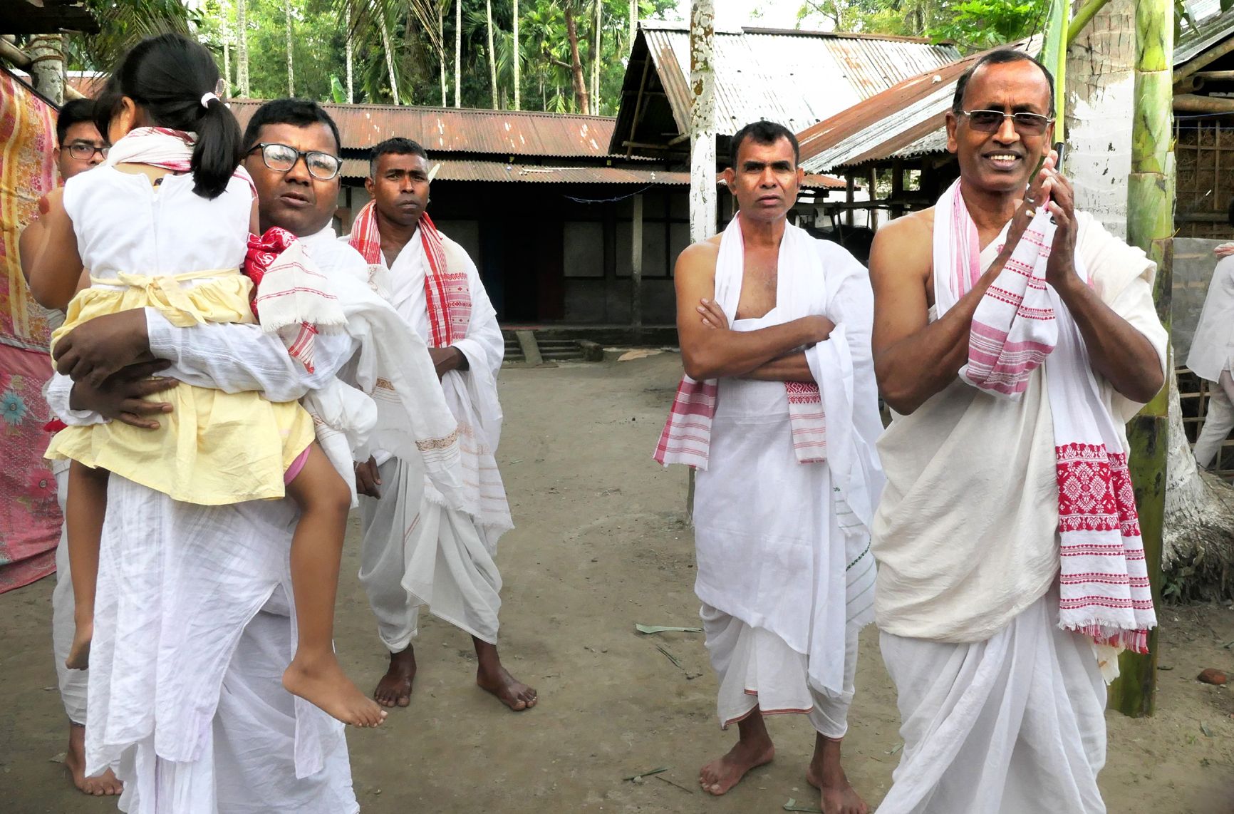 അസമിസ് അംഗവസ്ത്രം അണിഞ്ഞ  കായ്ബോർത്താ ഗ്രാമവാസികൾ