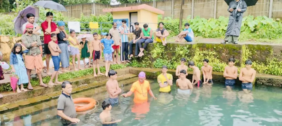 ചെക്കികുളം കൃഷ്ണപിള്ള സ്മാരക വായനശാല ആൻഡ് ഗ്രന്ഥാലയത്തിന്റെ  നീന്തൽ പരിശീലനത്തിൽ  ചാൾസൺ ഏഴിമല കുട്ടികളെ പരിശീലിപ്പിക്കുന്നു