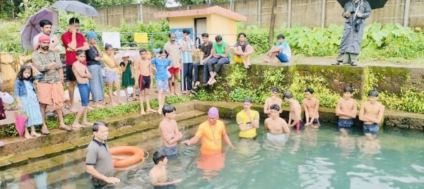 ചെക്കികുളം കൃഷ്ണപിള്ള സ്മാരക വായനശാല ആൻഡ് ഗ്രന്ഥാലയത്തിന്റെ  നീന്തൽ പരിശീലനത്തിൽ  ചാൾസൺ ഏഴിമല കുട്ടികളെ പരിശീലിപ്പിക്കുന്നു