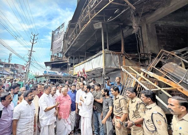 തളിപ്പറമ്പ് നഗരത്തിലുണ്ടായ വന്‍ തീപിടിത്തത്തിൽ നശിച്ച വ്യാപാരസ്ഥാപനങ്ങള്‍ സിപിഐ എം സംസ്ഥാന സെക്രട്ടറി എം വി ഗോവിന്ദൻ എംഎൽഎ സന്ദർശിക്കുന്നു.  സംസ്ഥാന സെക്രട്ടറിയറ്റംഗം എം വി ജയരാജൻ, ജില്ലാ സെക്രട്ടറി കെ കെ രാഗേഷ് , ടി വി രാജേഷ് ,  ടി കെ ഗോവിന്ദൻ, എന്നിവർ സമീപം.