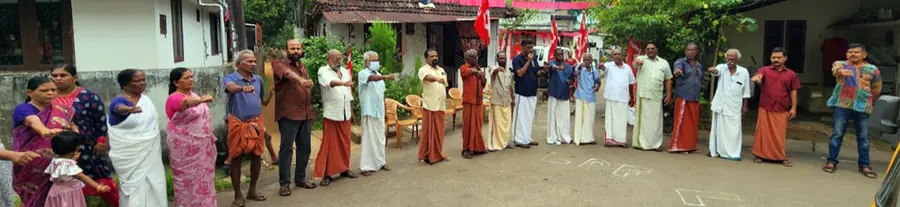 കെഎസ്‌കെടിയു തൃശൂർ ഏരിയ കമ്മിറ്റി തീർത്ത അഭിവാദ്യ ശൃംഖല ജില്ലാ പ്രസിഡന്റ്‌ എം കെ പ്രഭാകരൻ ഉദ്ഘാടനം  ചെയ്യുന്നു