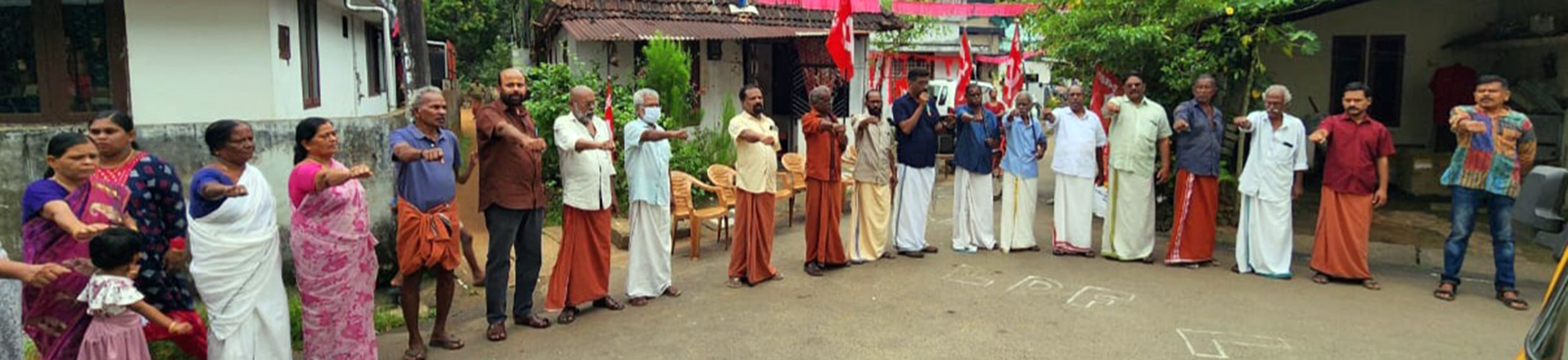 കെഎസ്‌കെടിയു തൃശൂർ ഏരിയ കമ്മിറ്റി തീർത്ത അഭിവാദ്യ ശൃംഖല ജില്ലാ പ്രസിഡന്റ്‌ എം കെ പ്രഭാകരൻ ഉദ്ഘാടനം  ചെയ്യുന്നു