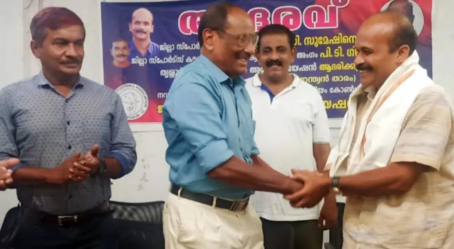 ജില്ലാ സ്‌പോർട്സ് കൗൺസിൽ പ്രസിഡന്റായി തെരഞ്ഞെടുക്കപ്പെട്ട സി സുമേഷിനെയും എക്സി. അംഗമായി  തെരഞ്ഞെടുക്കപ്പെട്ട പി ടി ഗിൽട്ടനെയും ഡിഎഫ്എയുടെ നേതൃത്വത്തിൽ നൽകിയ ആദരം വിക്ടർ മഞ്ഞില  ഉദ്‌ഘാടനം ചെയ്യുന്നു