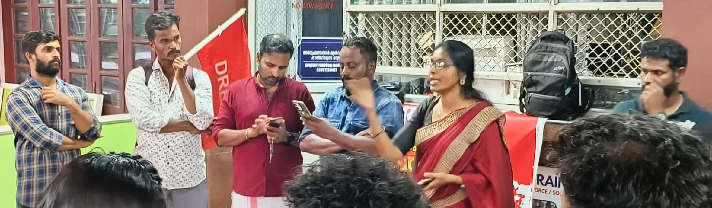 ഡിആർഇയു തൃശൂർ റെയിൽവേ സ്റ്റേഷനിൽ എസ്എംആര്‍ ഓഫീസിനു മുന്നില്‍ നടത്തിയ പ്രതിഷേധ യോഗം  സെൻട്രൽ കമ്മിറ്റിയംഗം ദീപ ദിവകാരൻ ഉദ്ഘാടനം ചെയ്യുന്നു