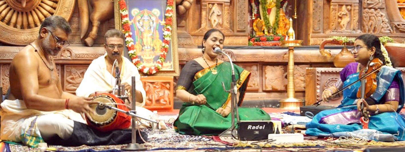 ഗുരുവായൂര്‍ ചെമ്പൈ സംഗീതോത്സവത്തിലെ വിശേഷാല്‍ കച്ചേരിയില്‍ ഡോ. നിരഞ്ജന ശ്രീനിവാസ്  സേലം  കച്ചേരി അവതരിപ്പിക്കുന്നു