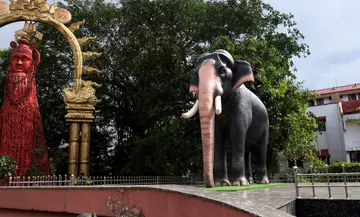 ഗുരുവായൂര്‍ ക്ഷേത്ര നടയില്‍ തലയെടുപ്പോടെ   ഗുരുവായൂര്‍ കേശവന്റെ  പ്രതിമ.  