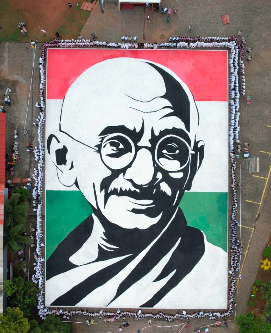 പുന്നയൂര്‍ക്കുളം അമല്‍ ഇംഗ്ലീഷ് സ്കൂളിലെ വിദ്യര്‍ഥികള്‍ ഉപ്പ് ഉപയോഗിച്ച്  തയ്യാറാക്കിയ മഹാത്മ ഗാന്ധിയുടെ ചിത്രം (ആകാശ ദൃശ്യം)