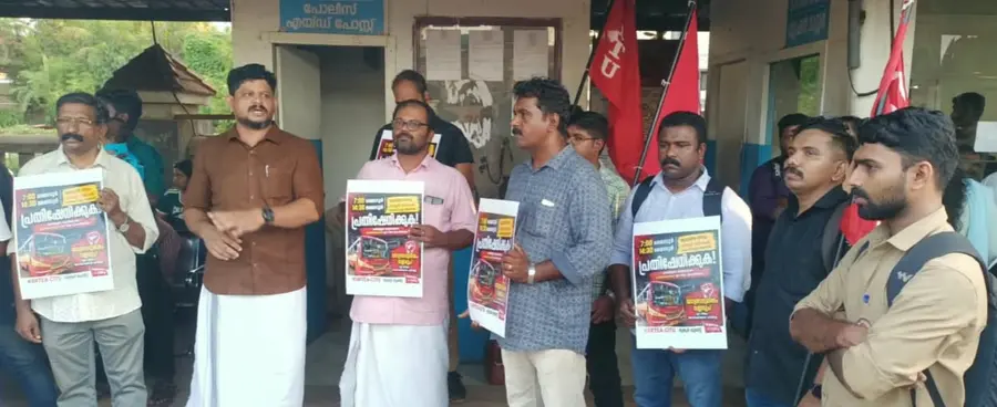 കെഎസ്ആർടിഇഎ തൃശൂർ യൂണിറ്റിന്റെ നേതൃത്വത്തിൽ ചേർന്ന പ്രതിഷേധയോഗം ജില്ലാ സെക്രട്ടറി പ്രബിൻ പ്രഭാകരൻ
ഉദ്ഘാടനം ചെയ്യുന്നു