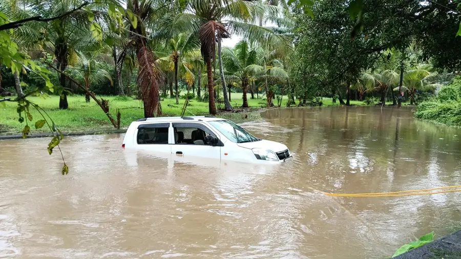 ഗുരുവായൂർ ചൊവ്വല്ലൂർപ്പടി നെന്മിനിയിൽ തെെക്കാട് സ്വദേശിയുടെ കാര് ഒഴുക്കില്പ്പെട്ടപ്പോള്