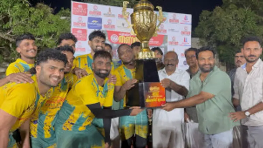 പി കൃഷ്ണപിള്ള സ്മാരക ഫ്ലഡ് ലിറ്റ് ഫുട്ബോള്‍ ടൂര്‍ണമെന്റിലെ വിജയികളായ ഗ്രഫിൻസ് എഫ്സി  മലപ്പുറത്തിന് എന്‍ കെ അക്ബര്‍ എംഎല്‍എ ട്രോഫി സമ്മാനിക്കുന്നു