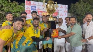 പി കൃഷ്ണപിള്ള സ്മാരക ഫ്ലഡ് ലിറ്റ് ഫുട്ബോള്‍ ടൂര്‍ണമെന്റിലെ വിജയികളായ ഗ്രഫിൻസ് എഫ്സി  മലപ്പുറത്തിന് എന്‍ കെ അക്ബര്‍ എംഎല്‍എ ട്രോഫി സമ്മാനിക്കുന്നു