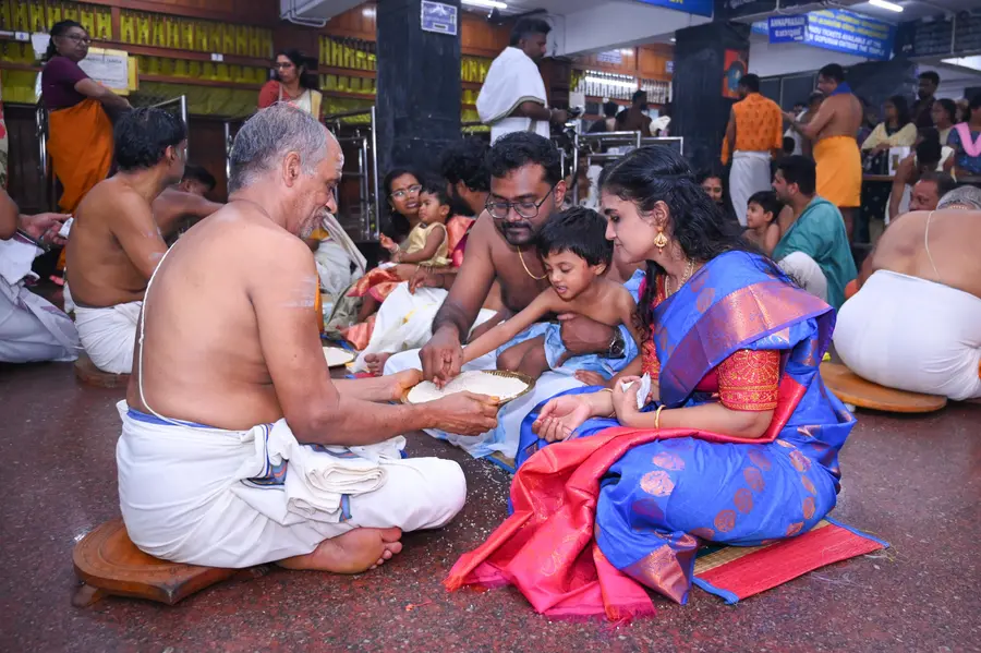 ഗുരുവായൂര് ക്ഷേത്രത്തില് നടന്ന എഴുത്തിനിരുത്തല്