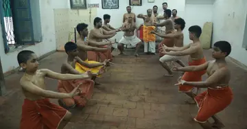 ഗുരുവായൂര്‍ കൃഷ്ണനാട്ടം കളരിയില്‍ കൃഷ്ണനാട്ടം പരിശീലിക്കുന്നു