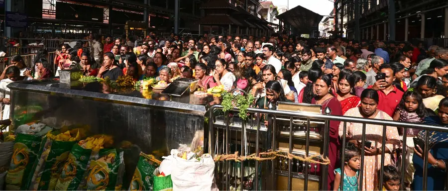 അഷ്ടമിരോഹിണി ആഘോഷങ്ങളില് പങ്കാളിയാകാന് ഗുരുവായൂരിലെത്തിയവരുടെ തിരക്ക്