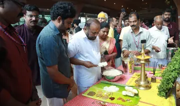 അഷ്ടമിരോഹിണി ദിനത്തിലെ പ്രസാദ ഊട്ടിന് തുടക്കം കുറിച്ച് ദേവസ്വം  ചെയര്‍മാന്‍ എ വി ഗോപിനാഥ് ആദ്യ സദ്യ വിളമ്പുന്നു