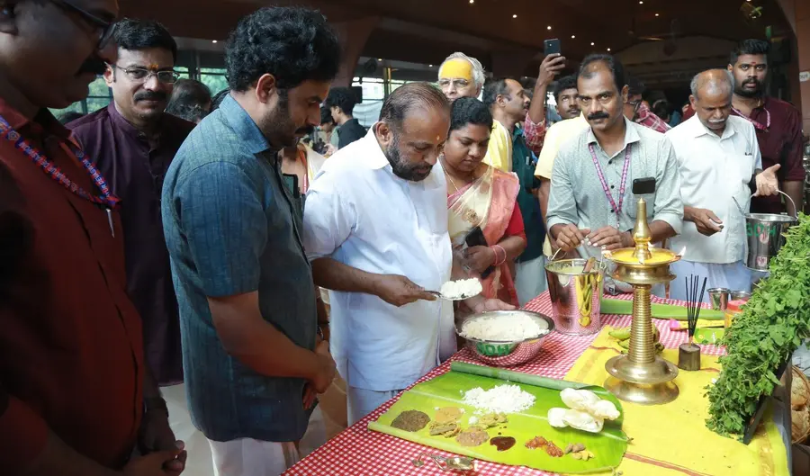 അഷ്ടമിരോഹിണി ദിനത്തിലെ പ്രസാദ ഊട്ടിന് തുടക്കം കുറിച്ച് ദേവസ്വം
ചെയര്മാന് എ വി ഗോപിനാഥ് ആദ്യ സദ്യ വിളമ്പുന്നു