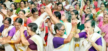 കോഴിക്കോട് കുണ്ടുപ്പറമ്പ് പകൽവീട്ടിൽ നടന്ന ഓണാഘോഷ പരിപാടിയിൽ അമ്മമാർ അവതരിപ്പിച്ച
തിരുവാതിരകളിയിയിൽ നിന്ന്