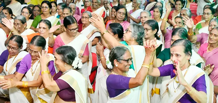 കോഴിക്കോട് കുണ്ടുപ്പറമ്പ് പകൽവീട്ടിൽ നടന്ന ഓണാഘോഷ പരിപാടിയിൽ അമ്മമാർ അവതരിപ്പിച്ച  തിരുവാതിരകളിയിയിൽ നിന്ന്